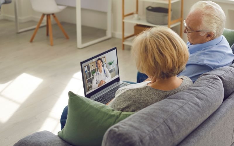 Casal de idosos em teleconsulta médica
