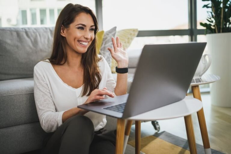 Uma mulher confortavelmente sentada sendo atendida em teleconsulta Efetiva
