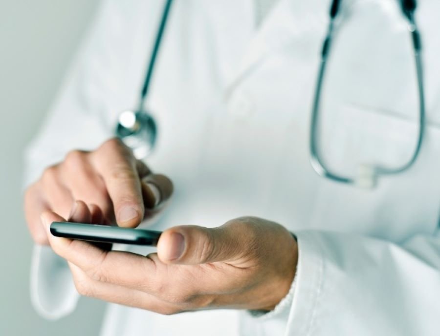 Médico usando celular