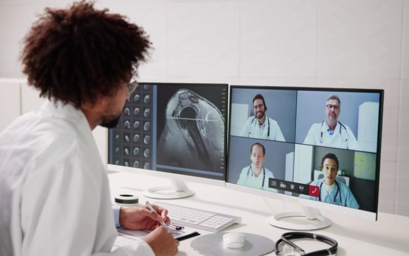 Médico em interconsulta multiprofissional